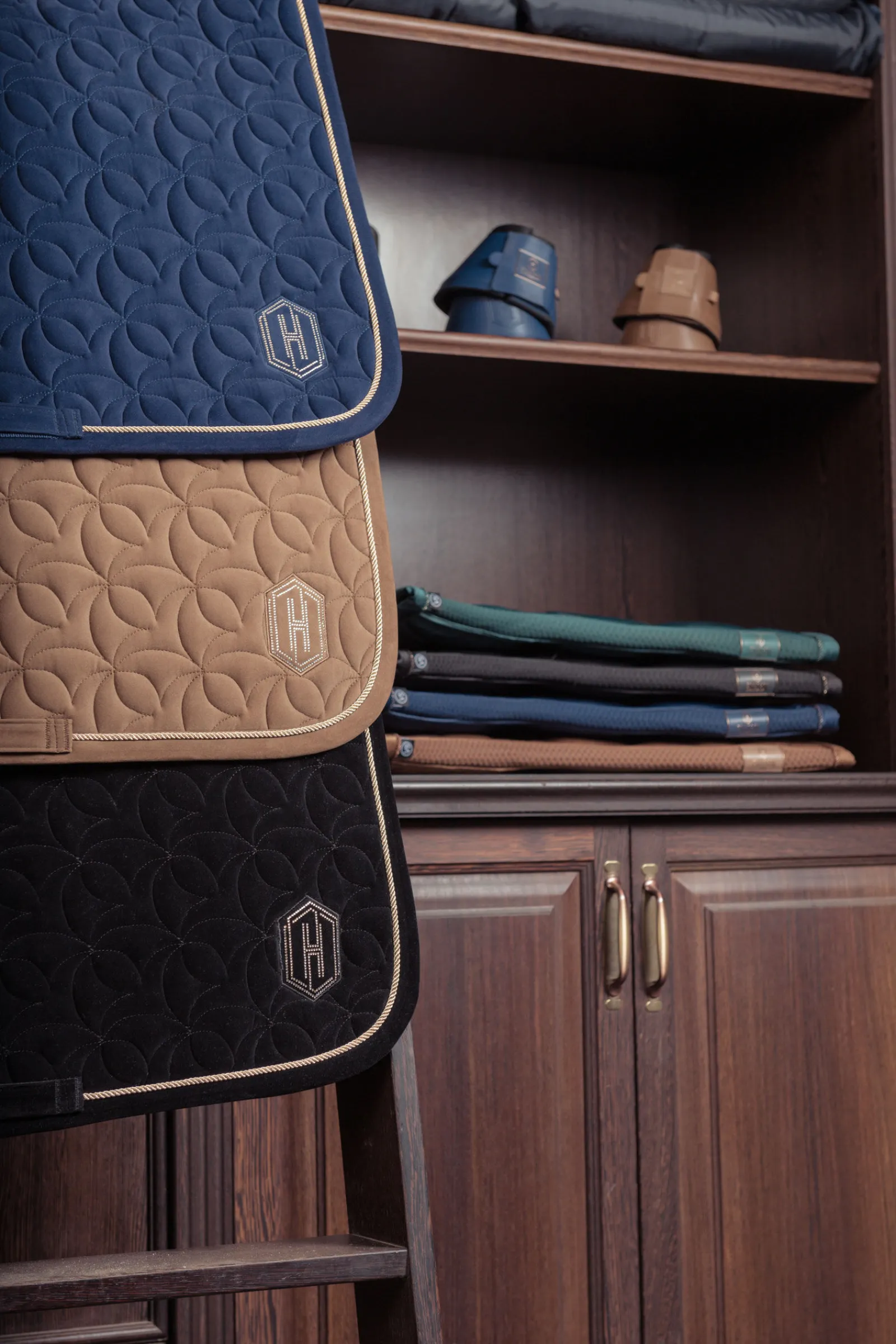 Sale Heritage AW24 Velour Emblem Dressursjabrak Dressursjabraker