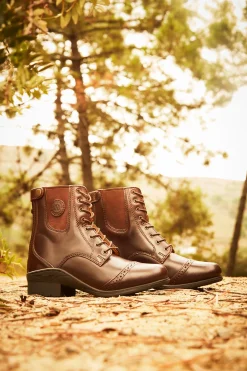 Hot Mountain Horse Aurora stallsko med glidelås bak Ridesko Og Jodphurs